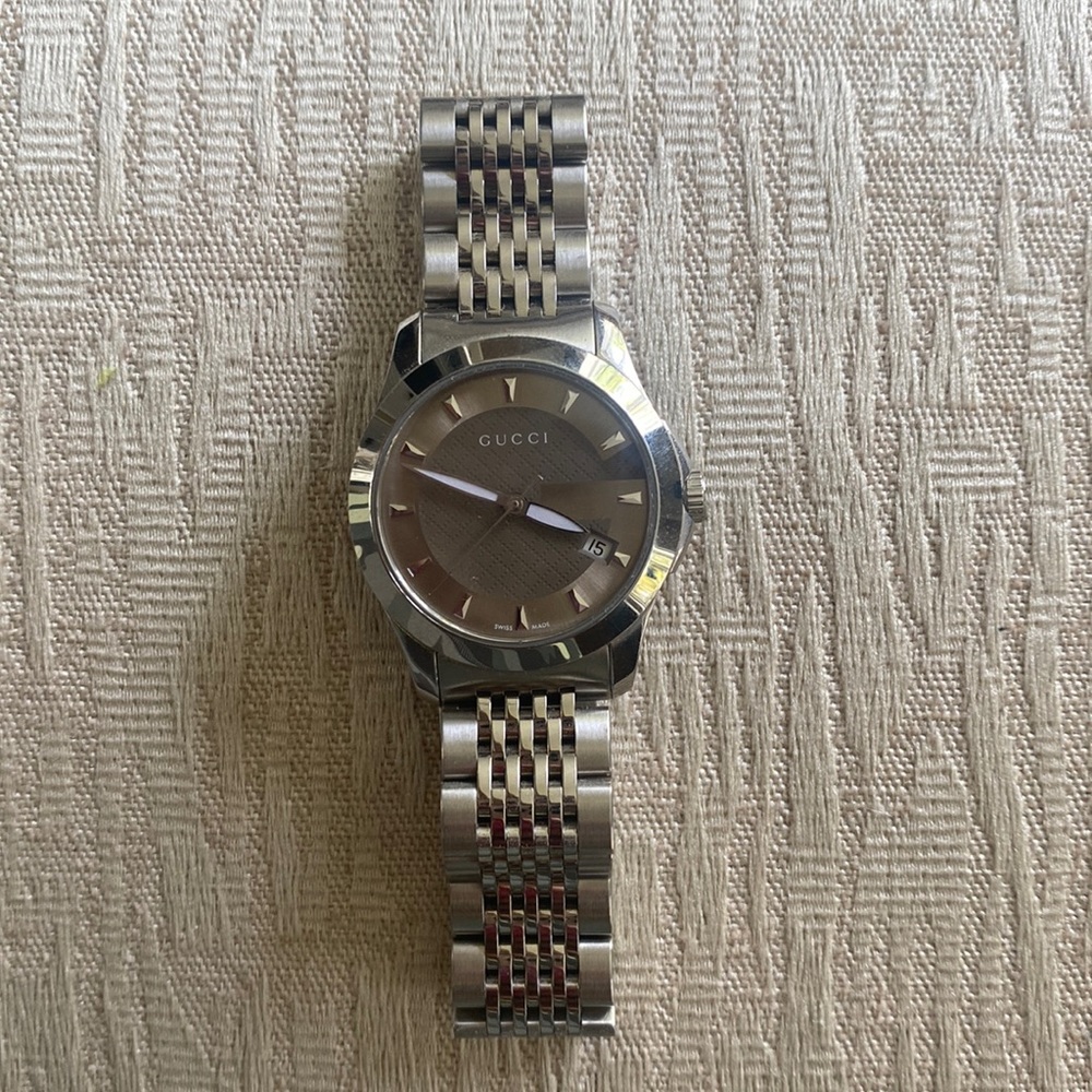 Gucci silver watch. Extra links. Like brand new.